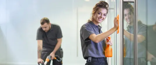 Professionnels nettoyant des surfaces vitrées