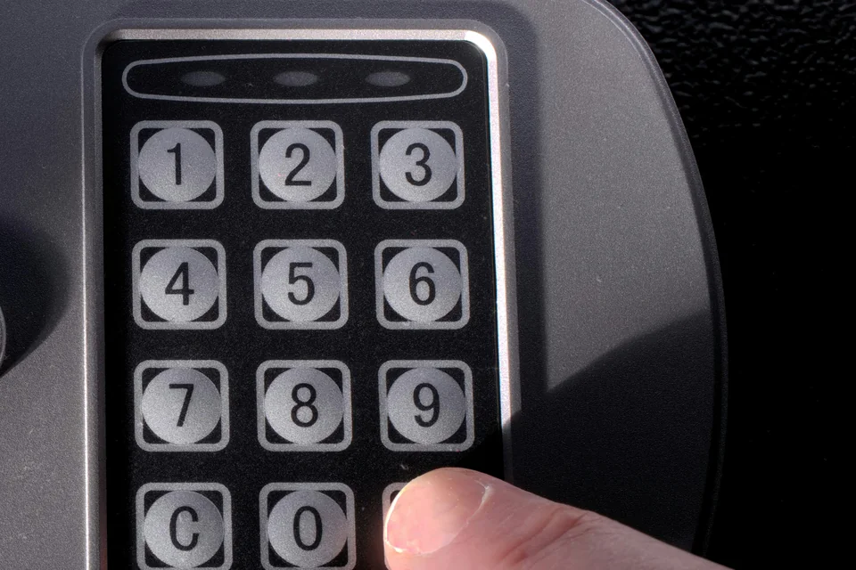 Clavier à code d’un coffre-fort photographié pendant son ouverture