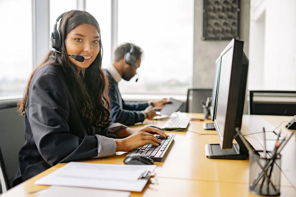 Une conseillère répond aux demandes par téléphone dans un bureau.
