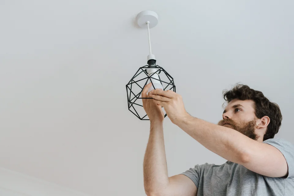 Intervention sur une ampoule dans un luminaire suspendu