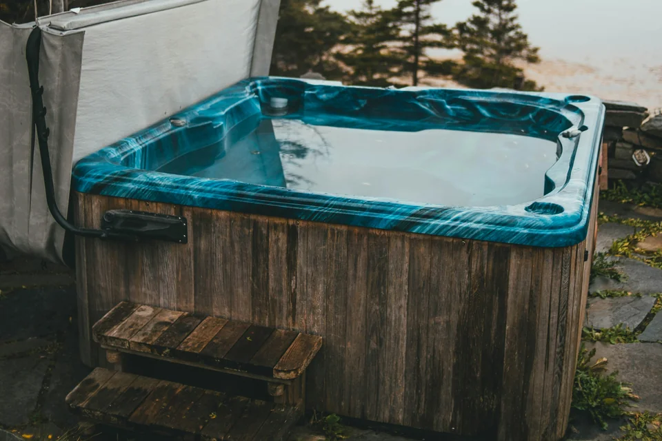 Jacuzzi extérieur avec sa cuve et son habillage en bois