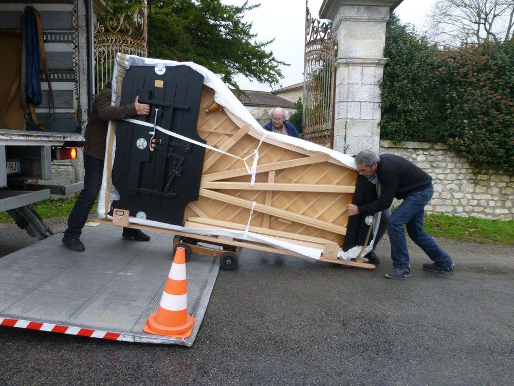 Objet volumineux chargé dans un camion